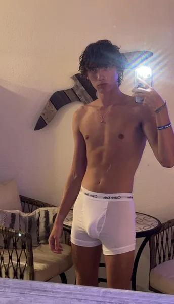 21 gay) white calvin’s 😵‍💫